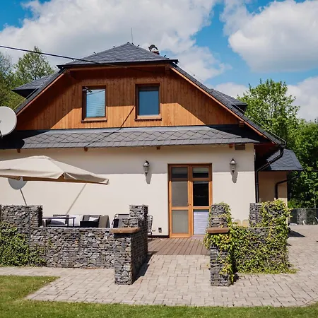 V Soukromi S Bazenem Tri Splavy Lodge Celadna
